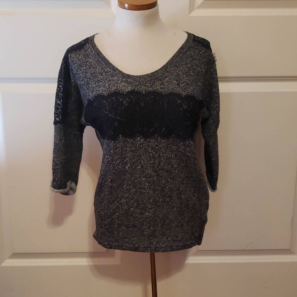 Maurices Womens Scoopneck Lace Detail Top Size Medium‎